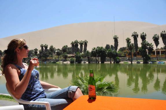 Totalmente patroa, em Huacachina, no Peru